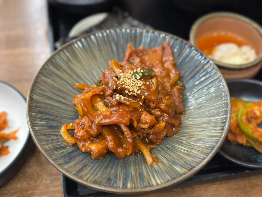 ชุดหมูผัดโคชูจังของร้าน Oneul Haru