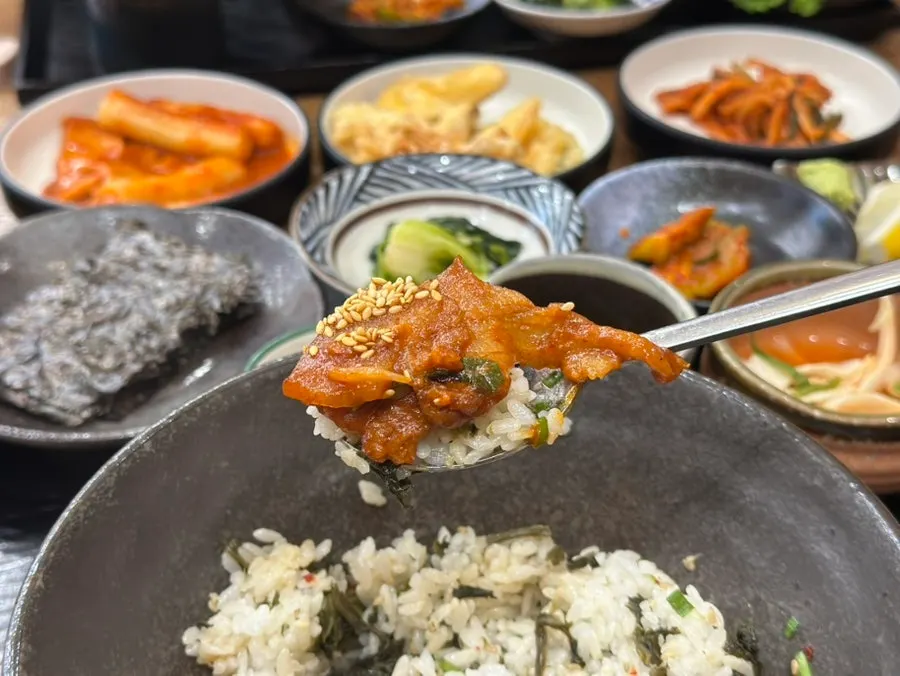 หมูผัดโคชูจังบนเตาไฟที่อุ่นอยู่