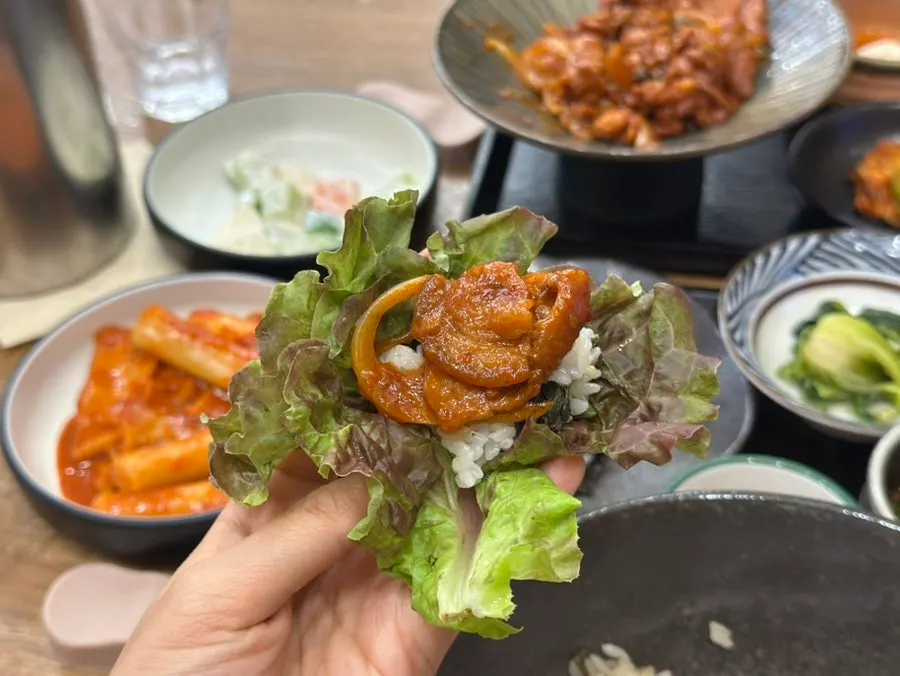 หมูผัดโคชูจังห่อกับผักสำหรับทาน