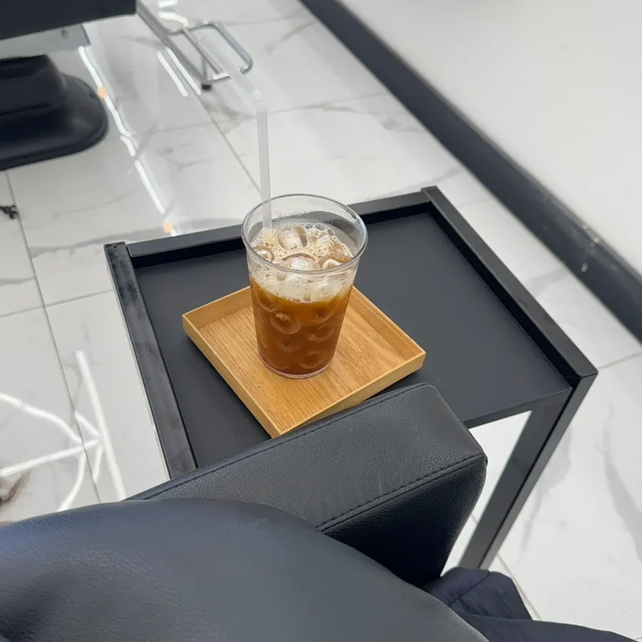 시술 중 받칠 수 있는 폭신한 쿠션과 커피