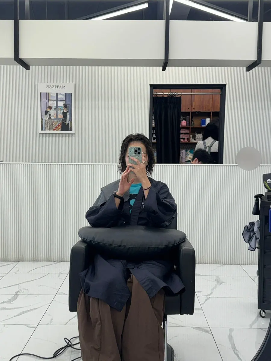 샴푸 후 단발 모발 드라이하는 장면