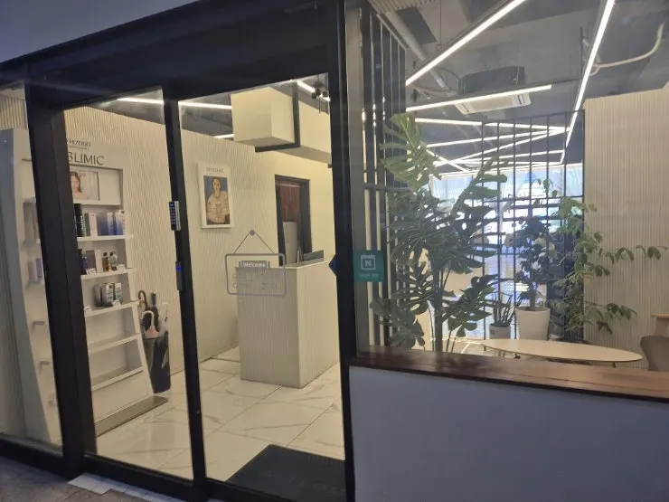 Image related to parking at the Salon Of building