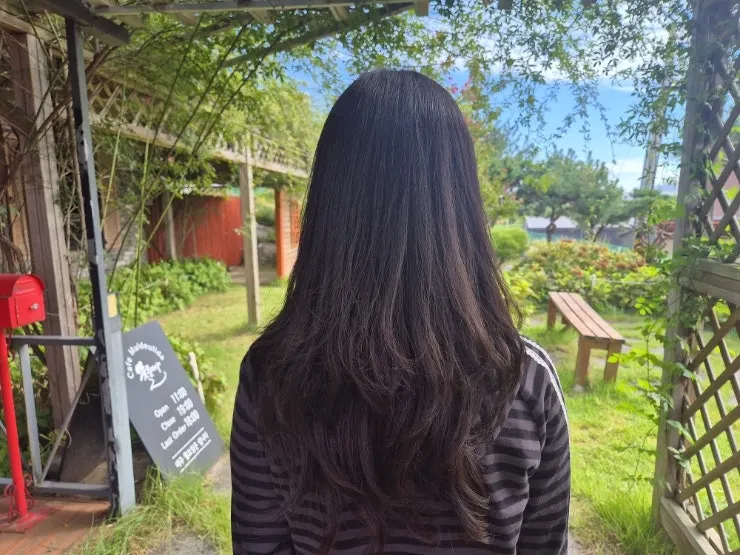 Hair with flyaway strands before the treatment