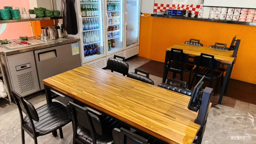 Bubu Duri Tteokbokki interior with many tables