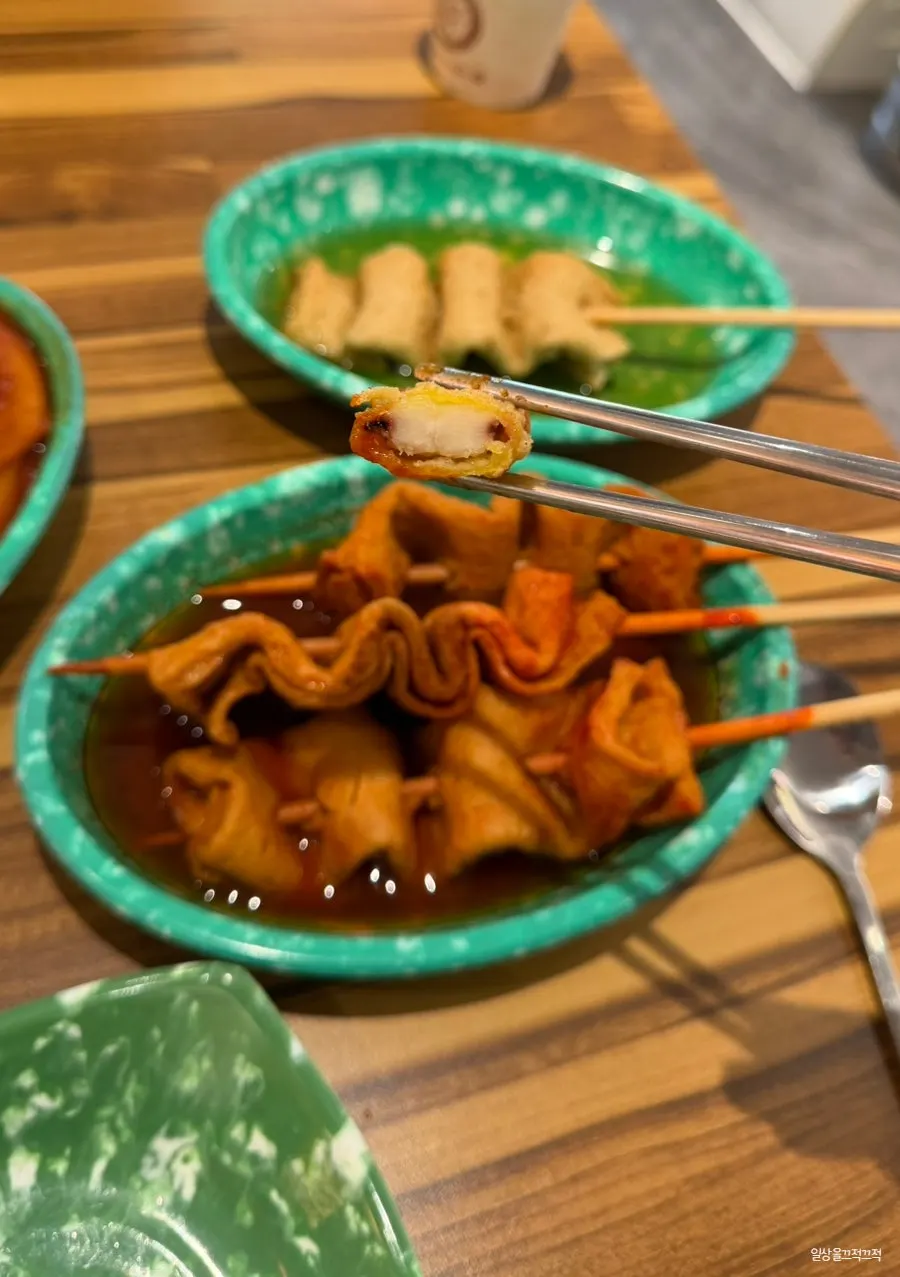 Sundae dipped in tteokbokki broth