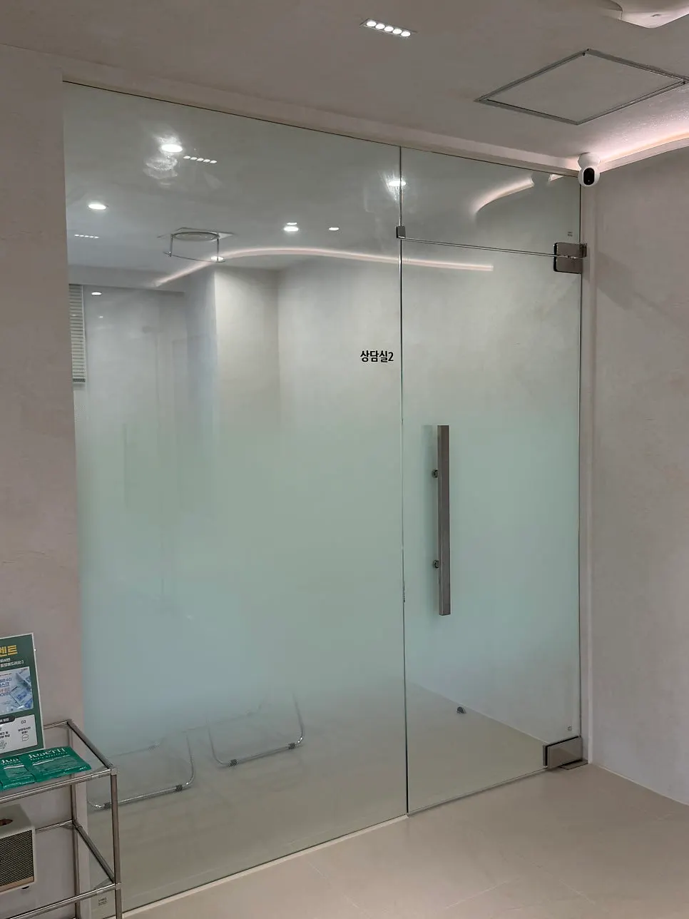 Interior of the consultation room at It's J Cheongju