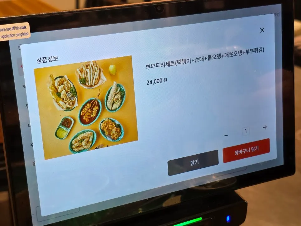 2인·4인 테이블이 놓인 넓은 홀