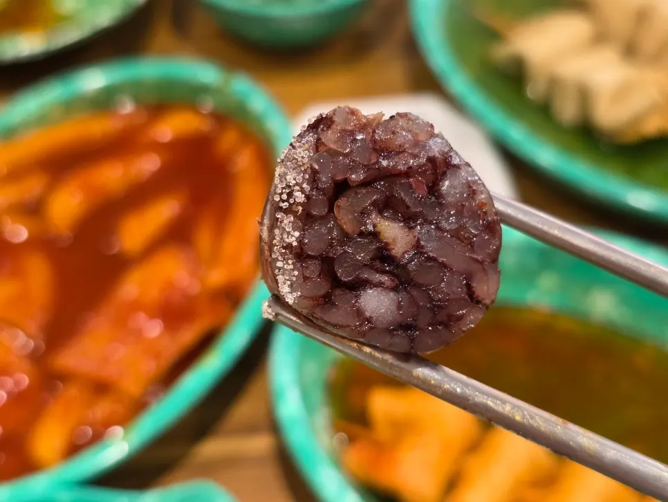 순대를 소금에 찍는 모습