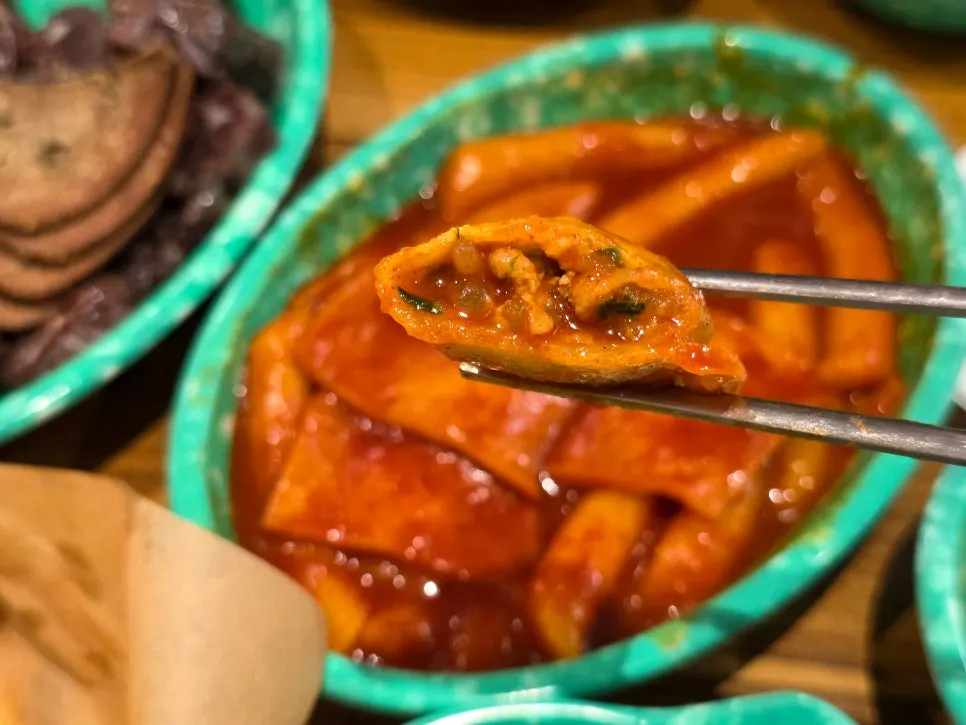 떡볶이 국물에 적신 튀김