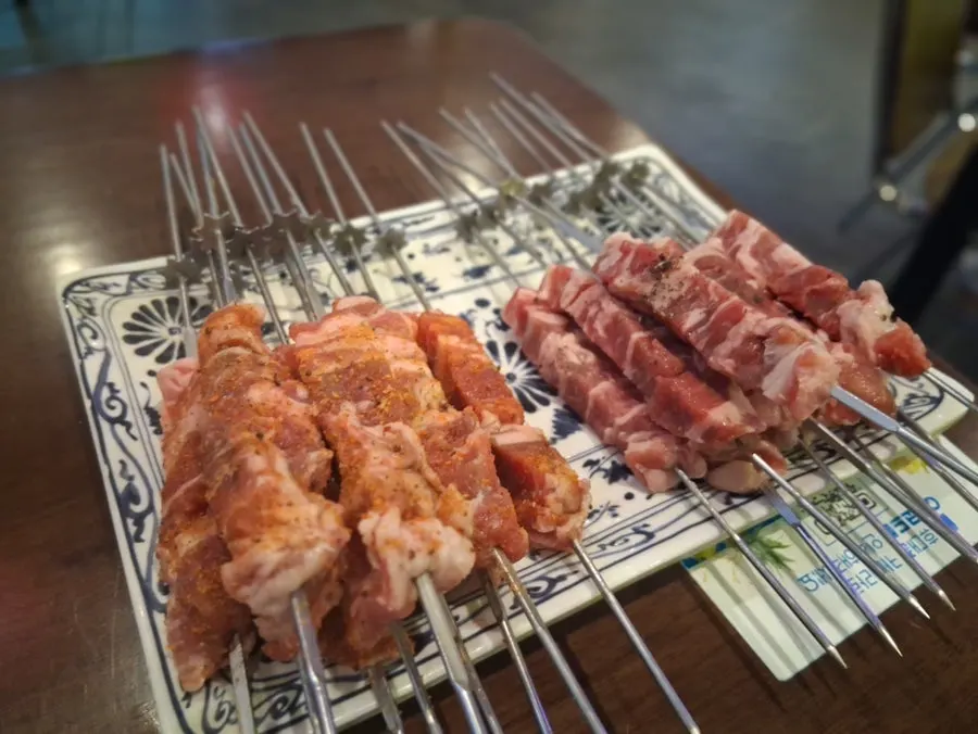 Plates of 10 five-layer raw lamb skewers and 10 original lamb skewers