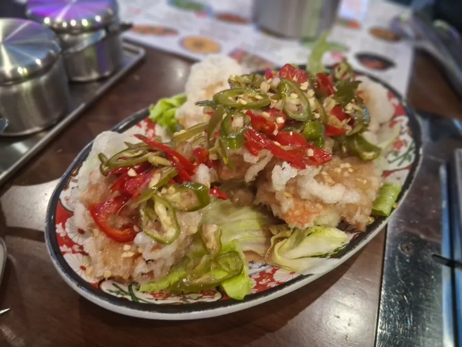 A plate of gochu yurin-gi topped with cheongyang chili