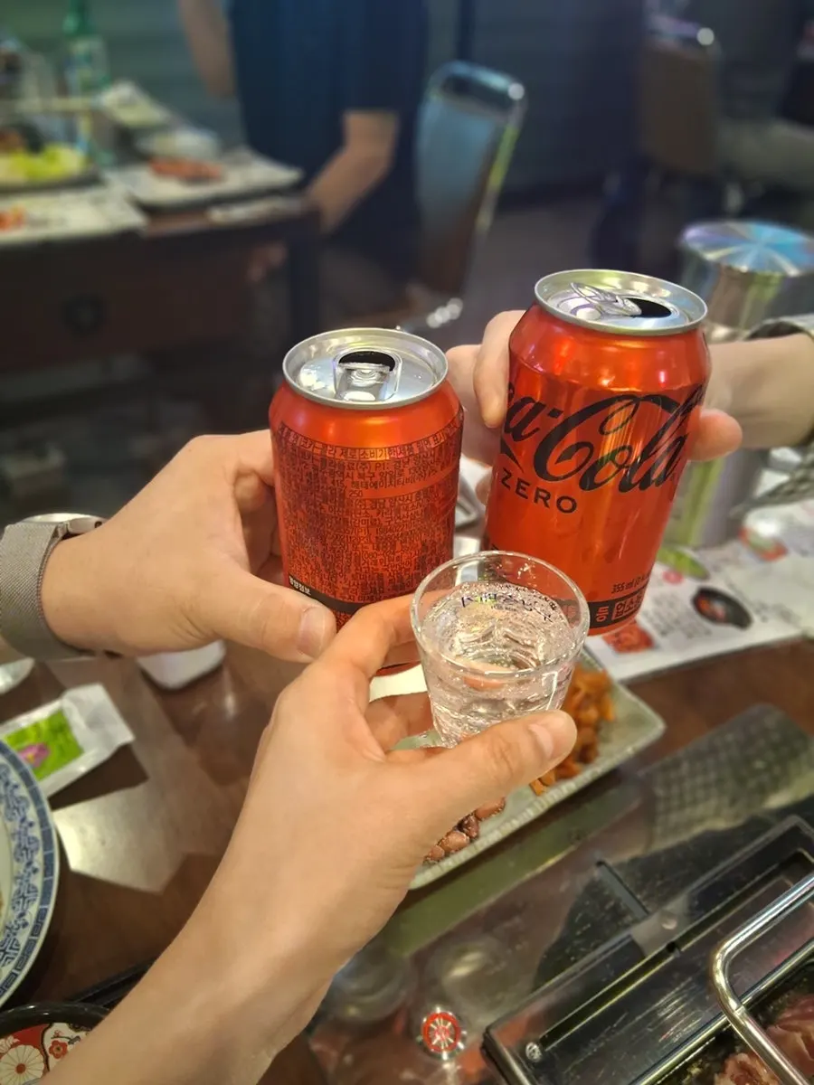 Table toast with zero-sugar cola and Byeolbit Cheonghaju