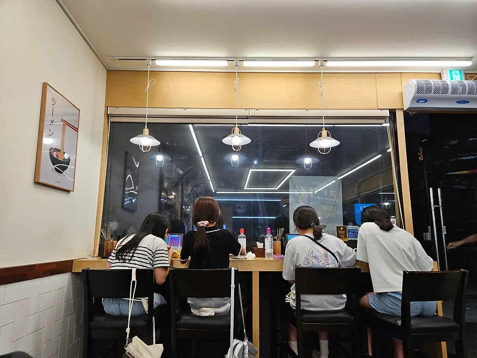 Seating with bar tables and 2- and 4-person tables