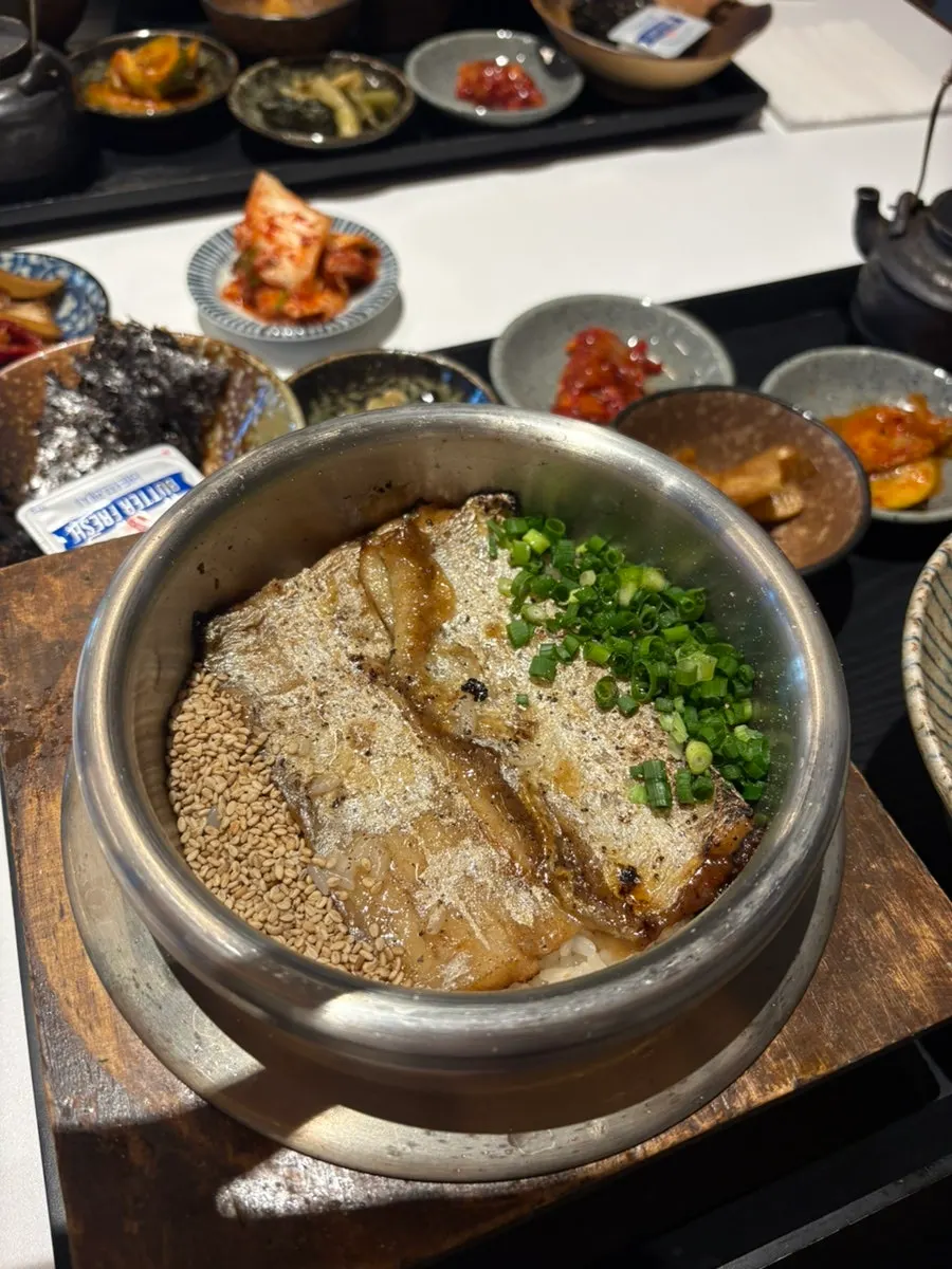 バターと薬味を添えた太刀魚釜炊きご飯