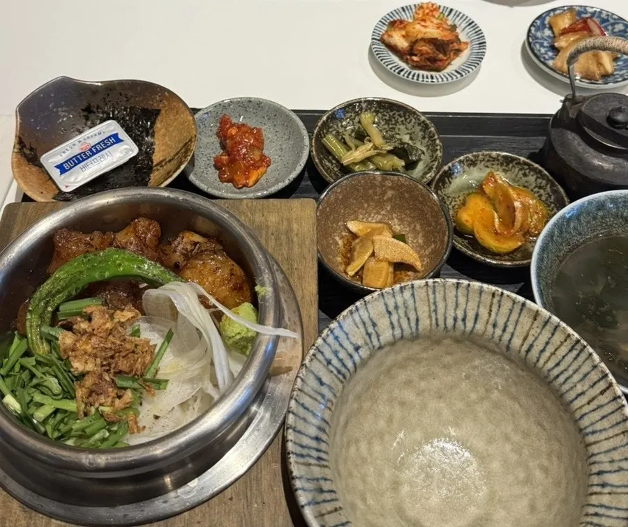 ししとうとニラをのせた韓牛テチャン釜炊きご飯