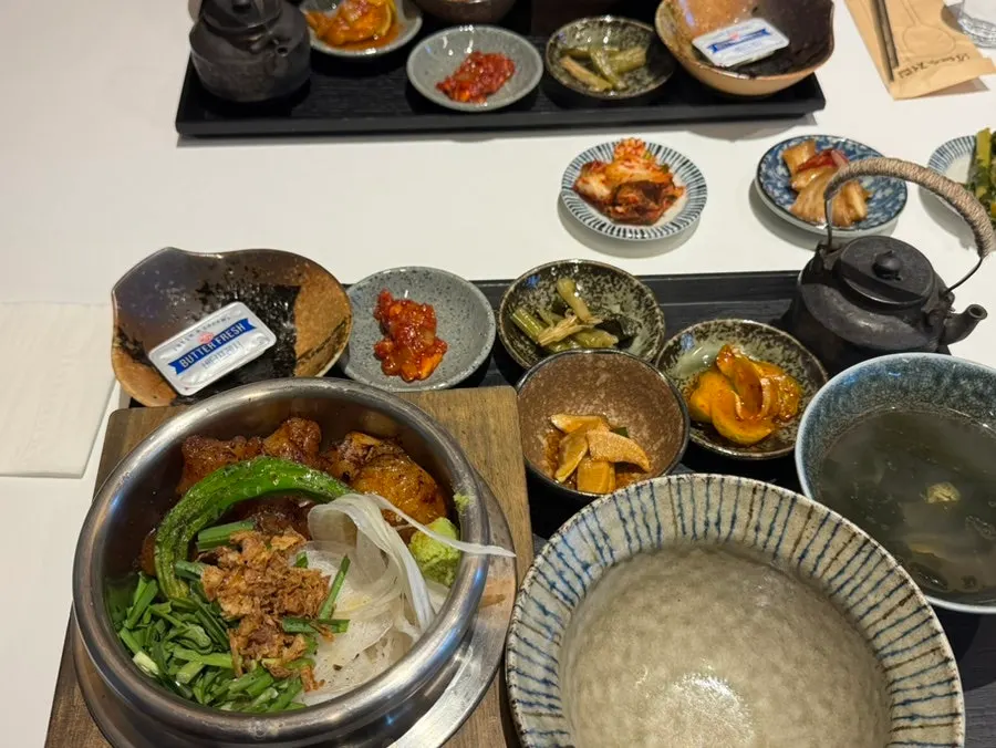 テチャンを添えた釜炊きご飯