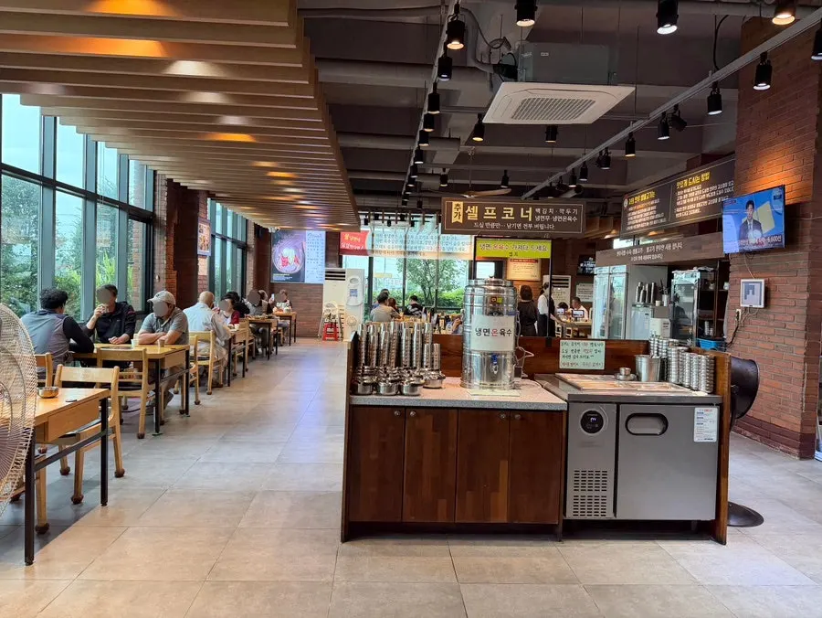 Interior of Ojangdong Heungnamjip Cheongju Branch