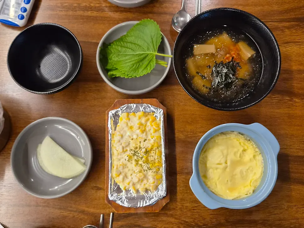 깻잎과 무, 묵사발이 놓인 기본 상차림