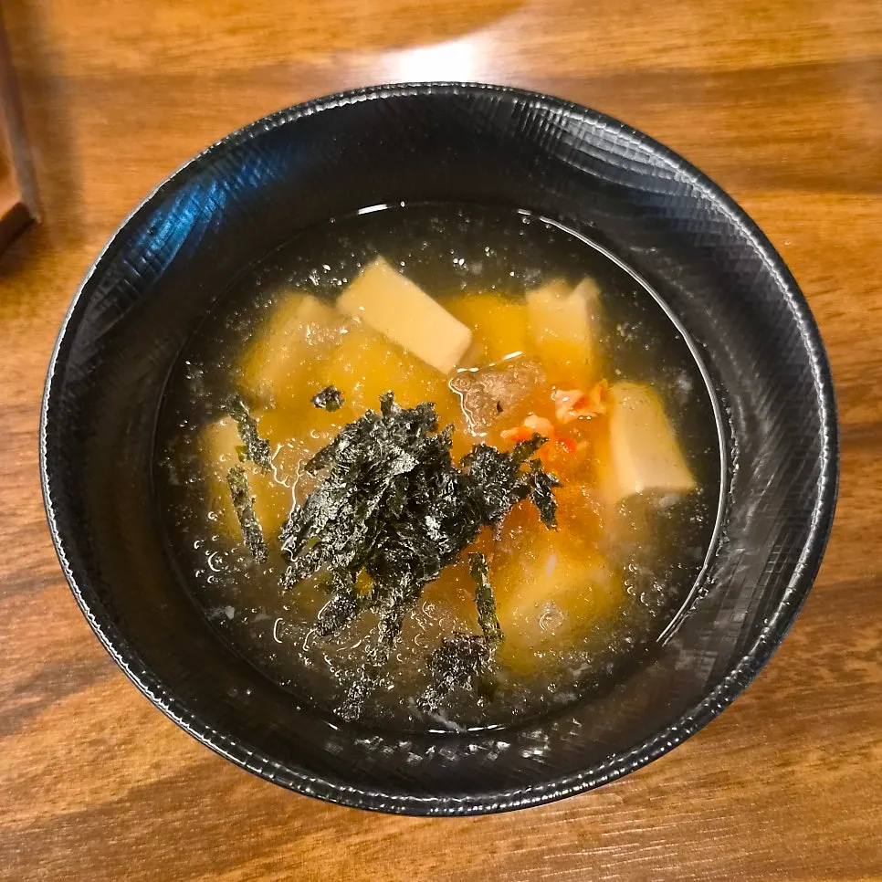 기본찬으로 나온 깻잎과 쌈무