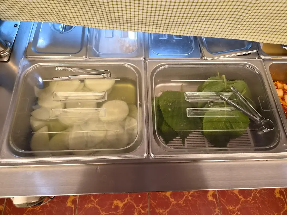 셀프바의 깻잎과 고추, 마늘, 쌈장