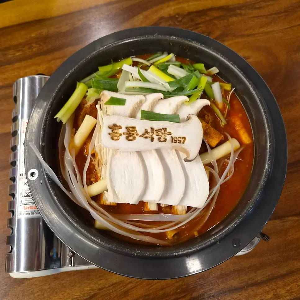 버너 위에서 끓고 있는 매운등갈비찜