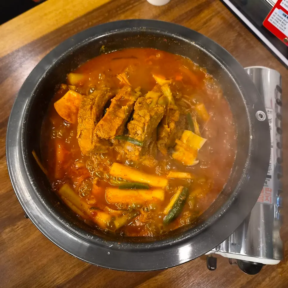 집게로 들어 올린 부드러운 등갈비