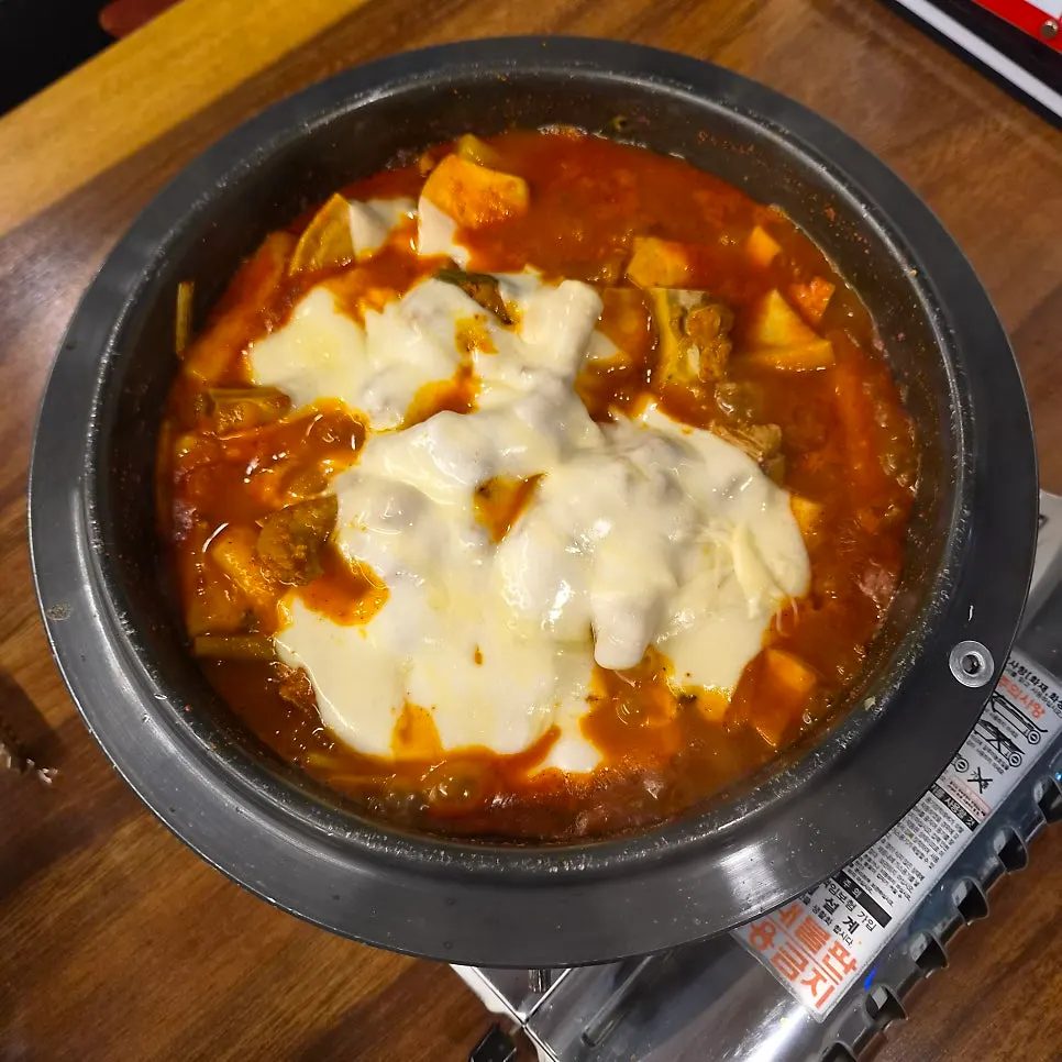 깻잎에 쌈무와 등갈비 살을 올린 쌈