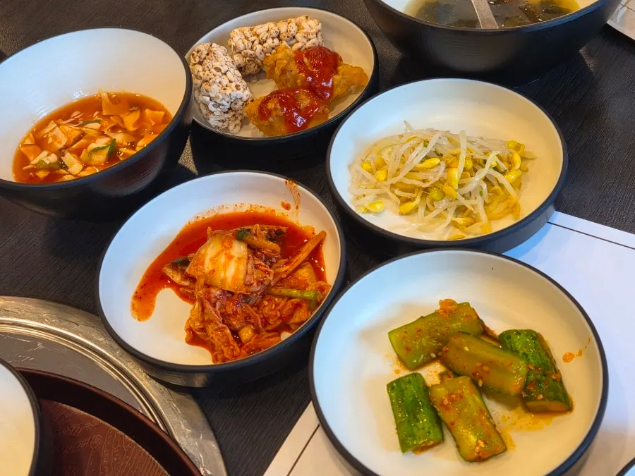 한식 반찬이 다양하게 놓인 제주바당 샐러드바