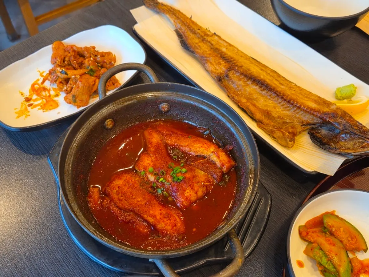 샐러드바에서 담아온 반찬 한 상
