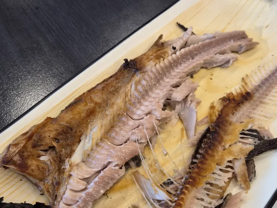 순살갈치조림과 밑반찬이 함께 놓인 상