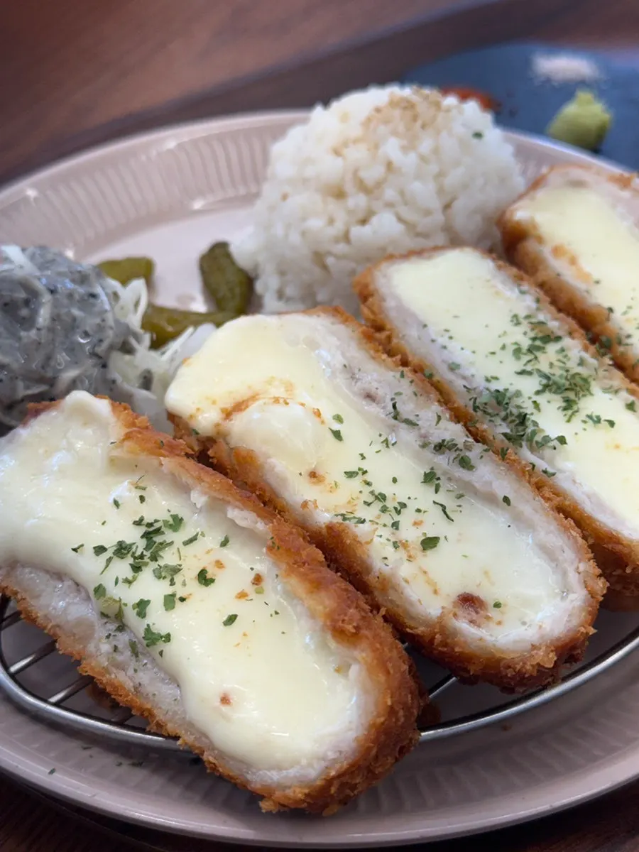 Photo of the mozzarella cheese katsu set