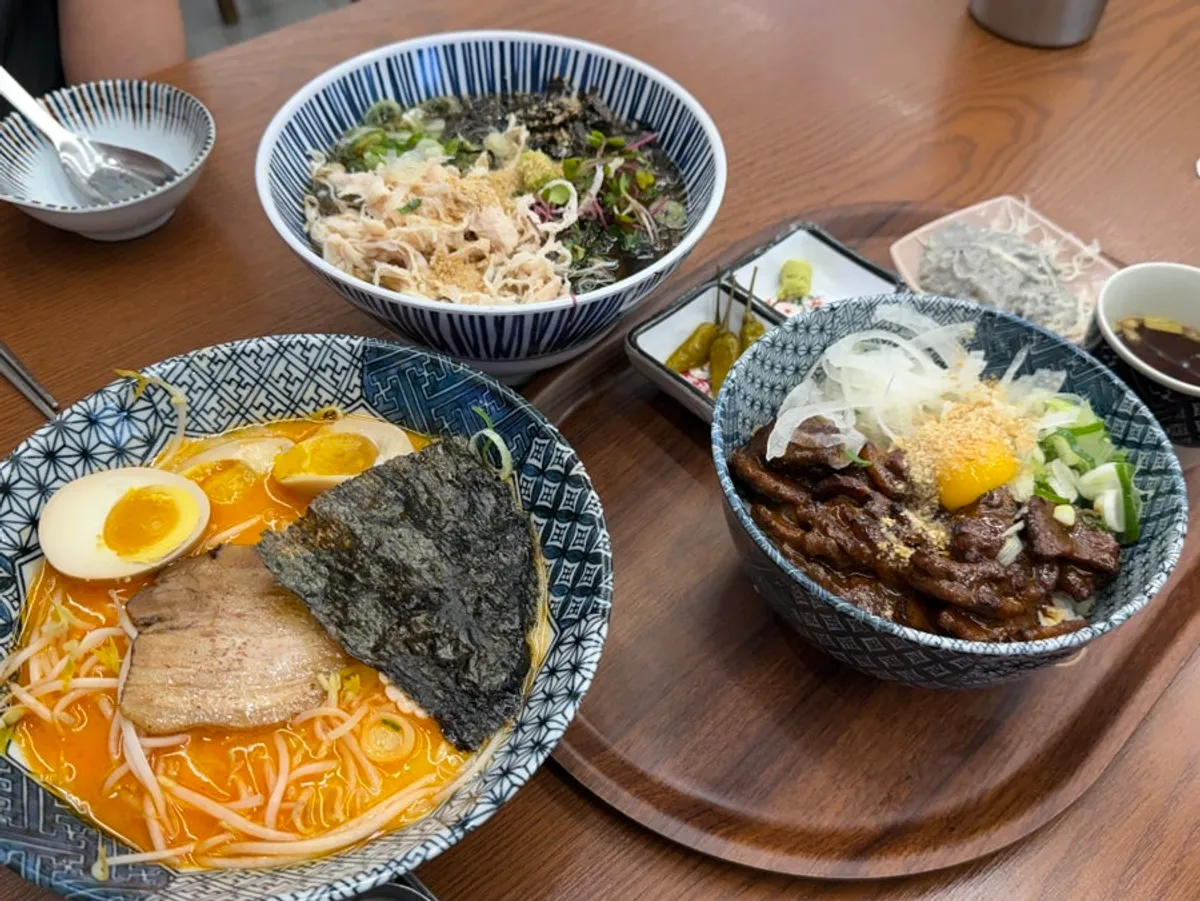 주문한 라멘과 소바, 덮밥 한 상