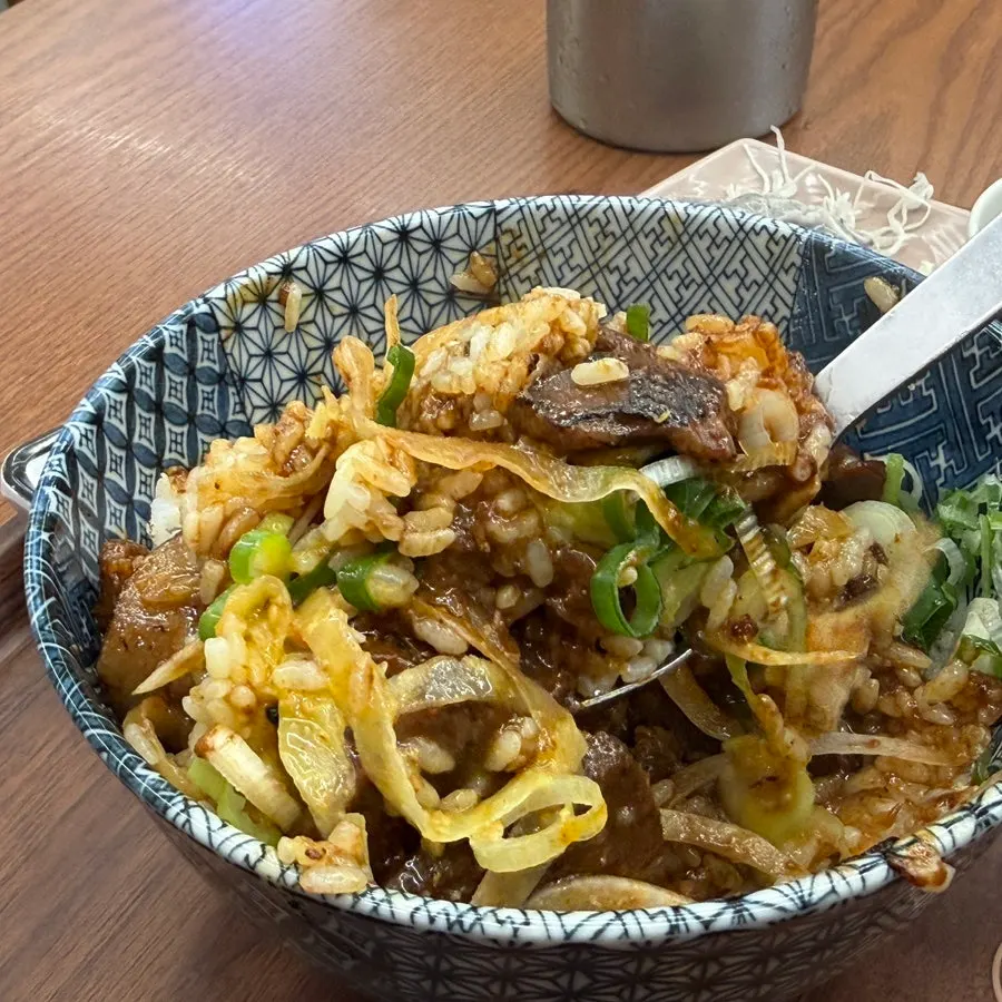 노른자와 파, 양파를 올린 갈비덮밥