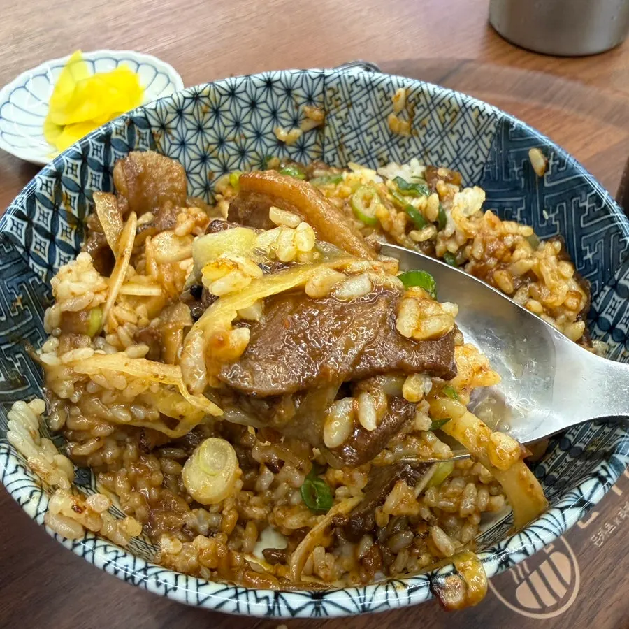 양념을 비빈 매운 갈비덮밥