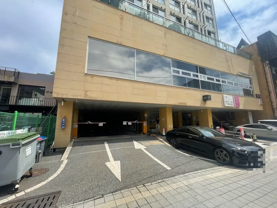 Momo Lab entrance with a mint-colored sign