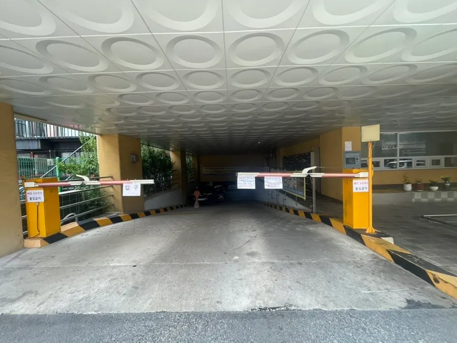Arched entrance to Momo Lab