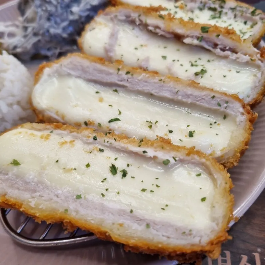 Mozzarella cheese katsu with side dishes