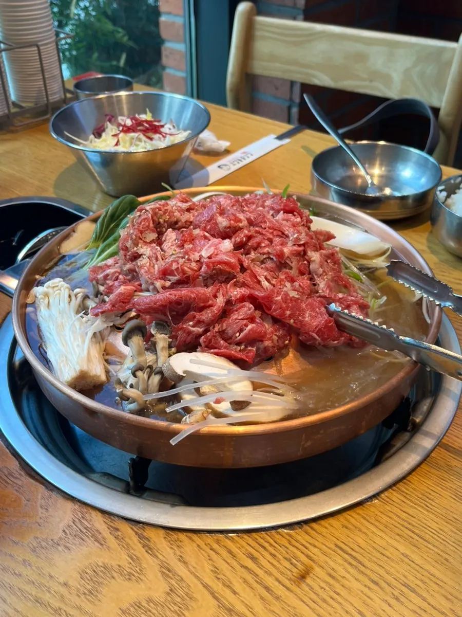 불판에 올려진 한우생불고기와 채소