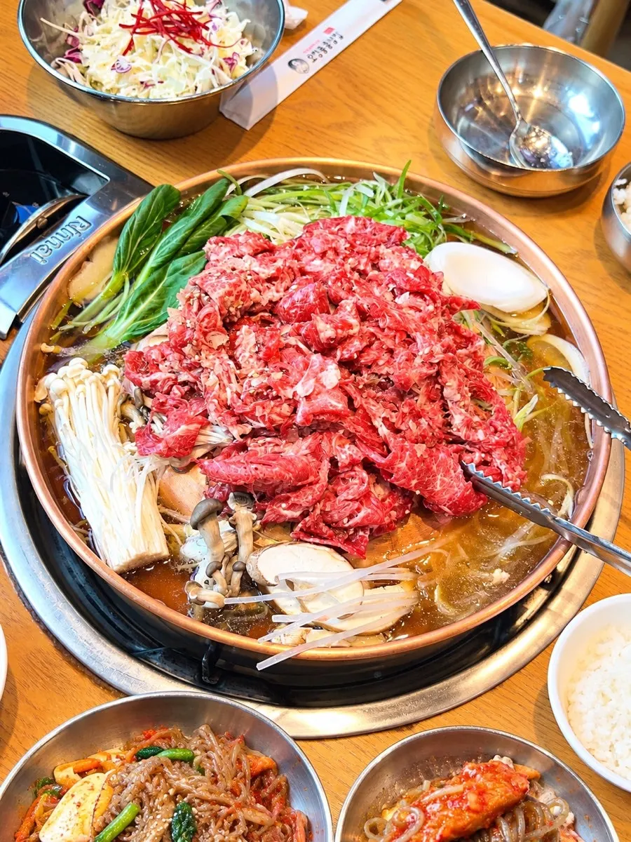 육수에 담긴 채소와 익어가는 한우생불고기