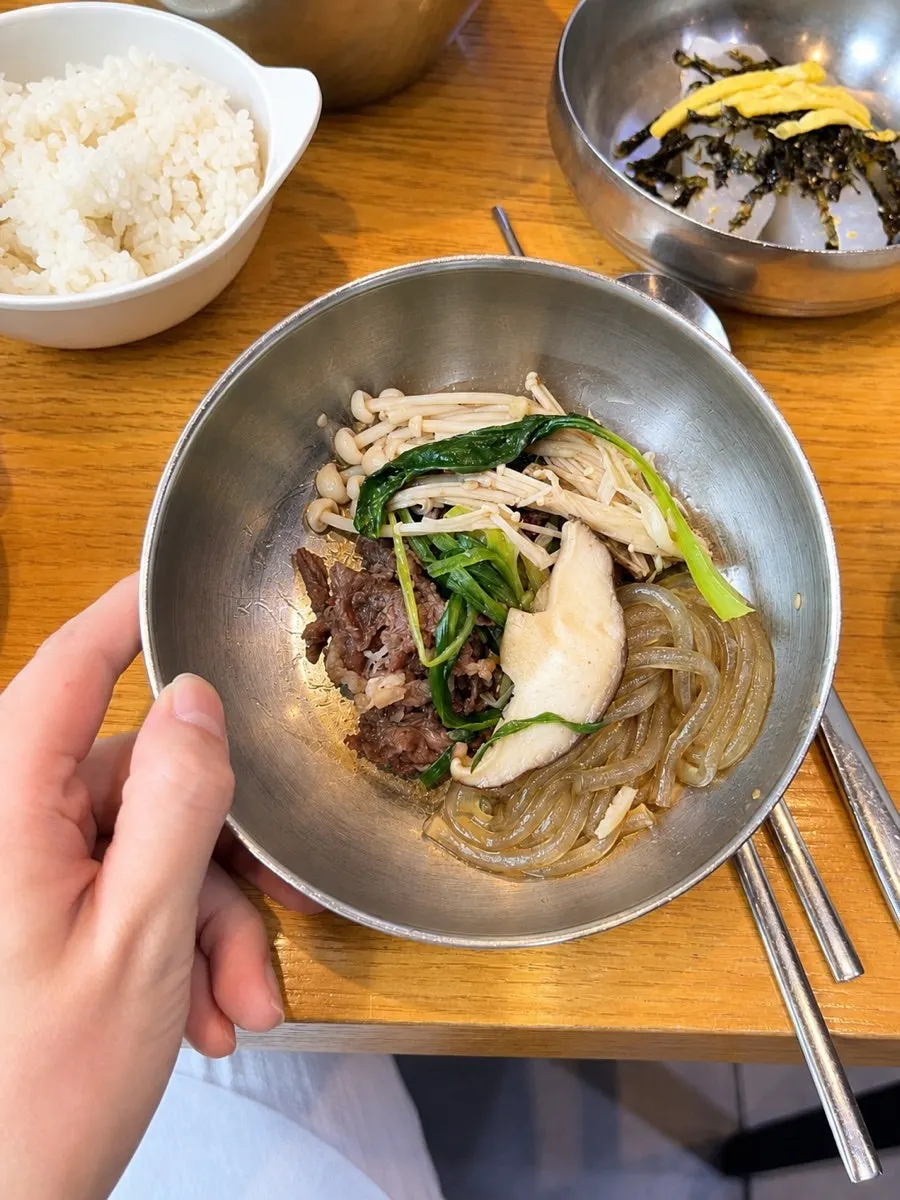 육수에 넣어 익히는 날계란