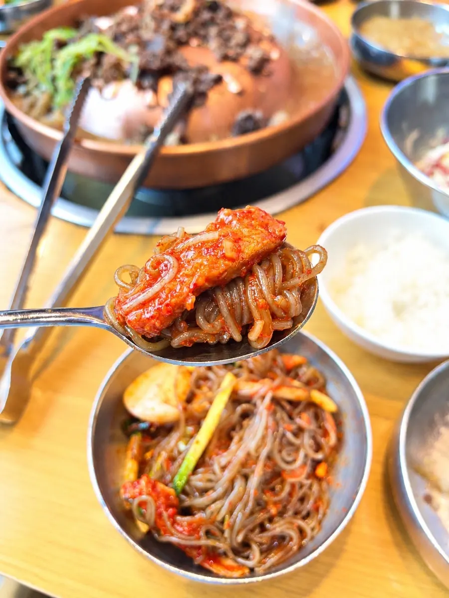 양념에 비빈 회비빔냉면