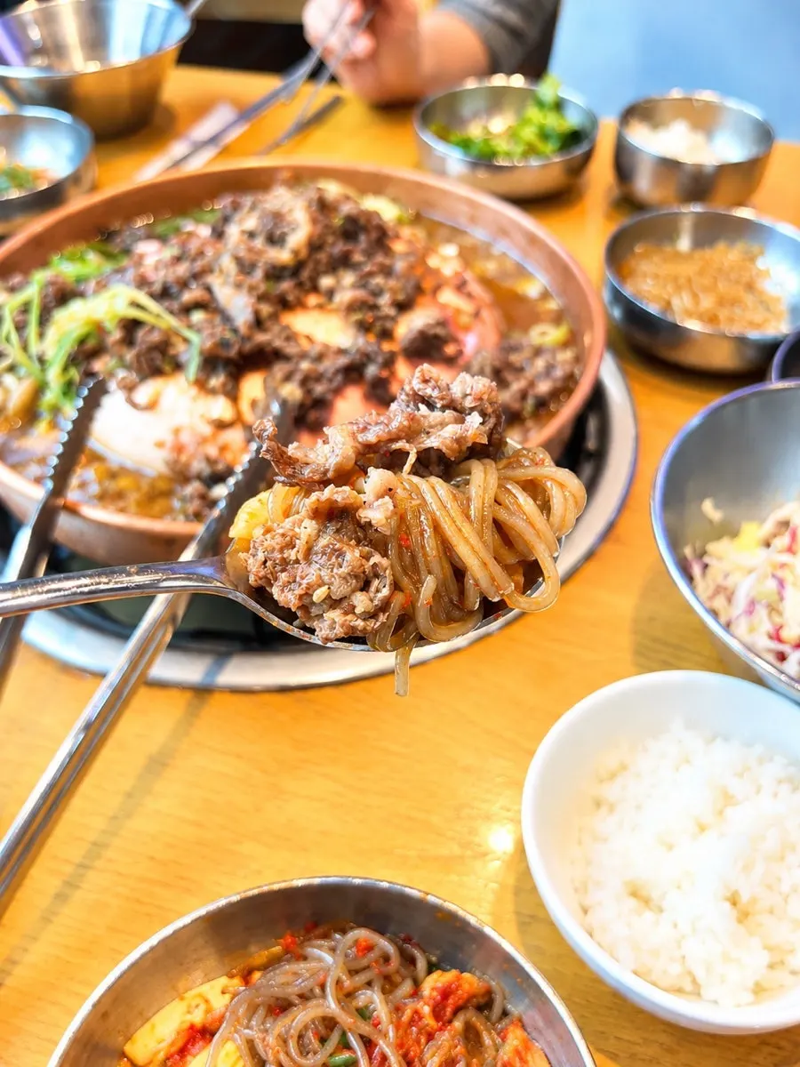 회가 올라간 회비빔냉면 면발 클로즈업