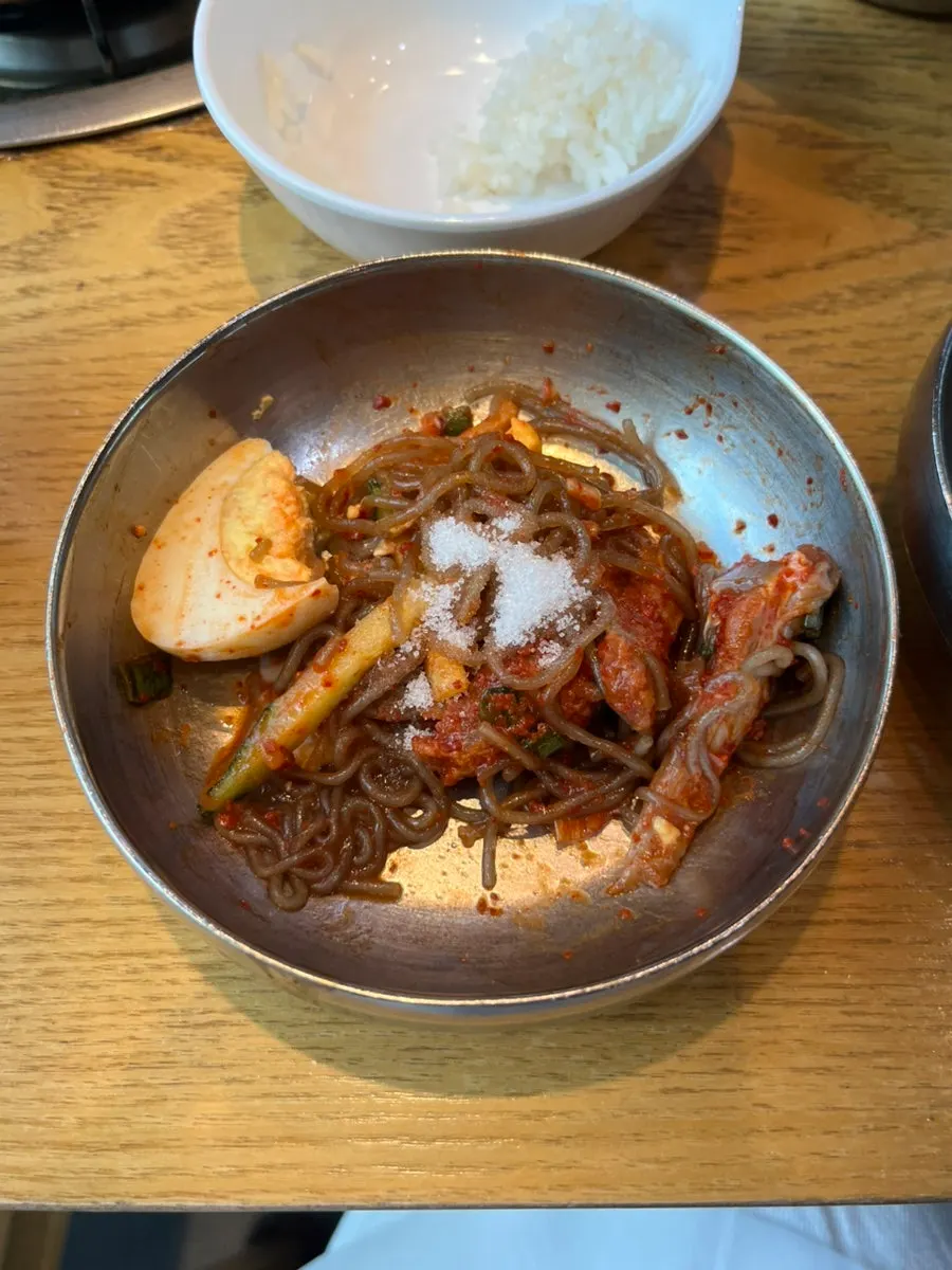 설탕을 뿌린 회비빔냉면