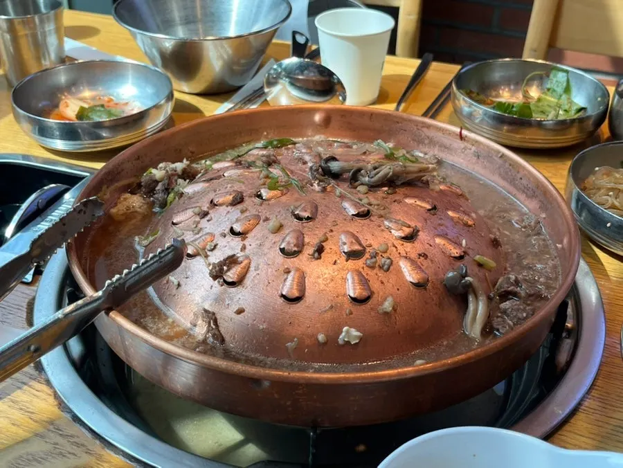 거의 다 비운 불고기 불판과 냉면 그릇