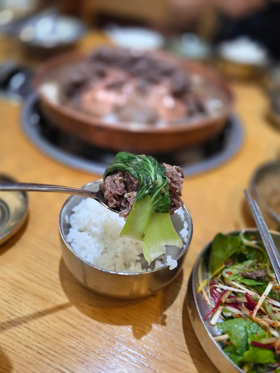 육수에 적셔 건져 올린 불고기 한 점