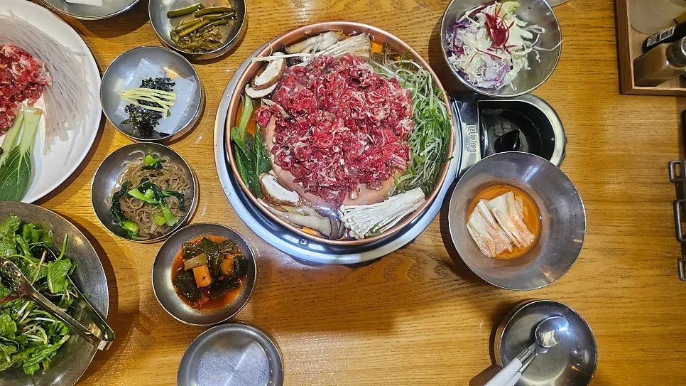 버섯과 양파가 푸짐하게 올라간 불고기판