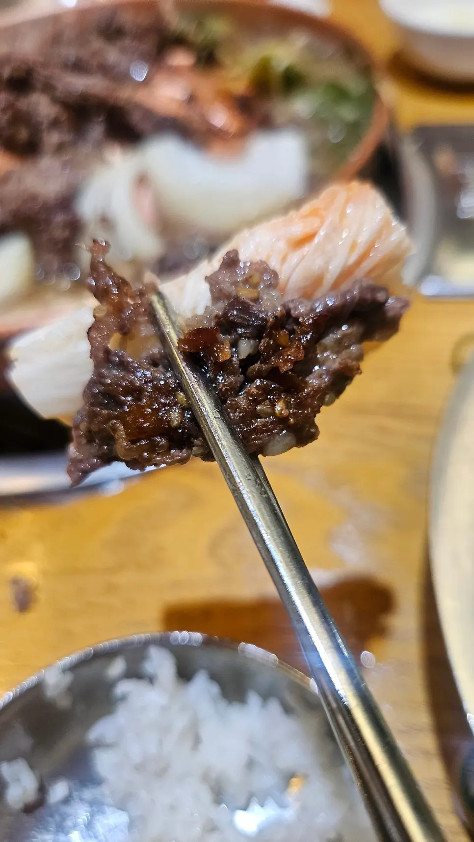 육수에 적신 한우불고기와 김치