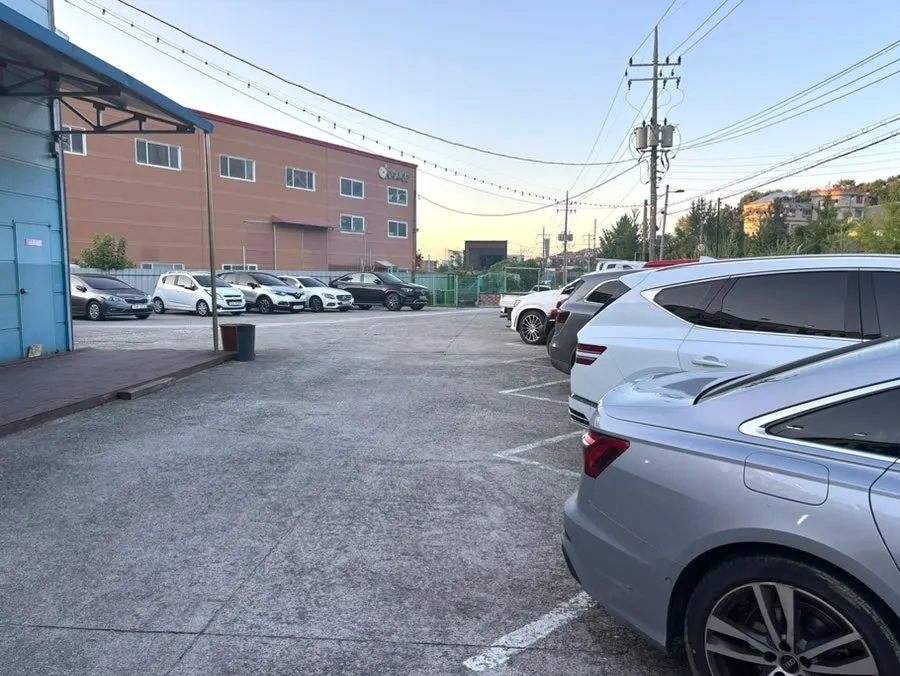 Spacious parking lot in front of Samhwa Susan