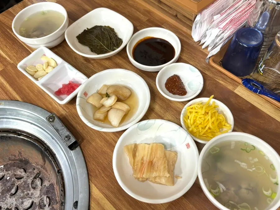 Side dishes served together with the eel