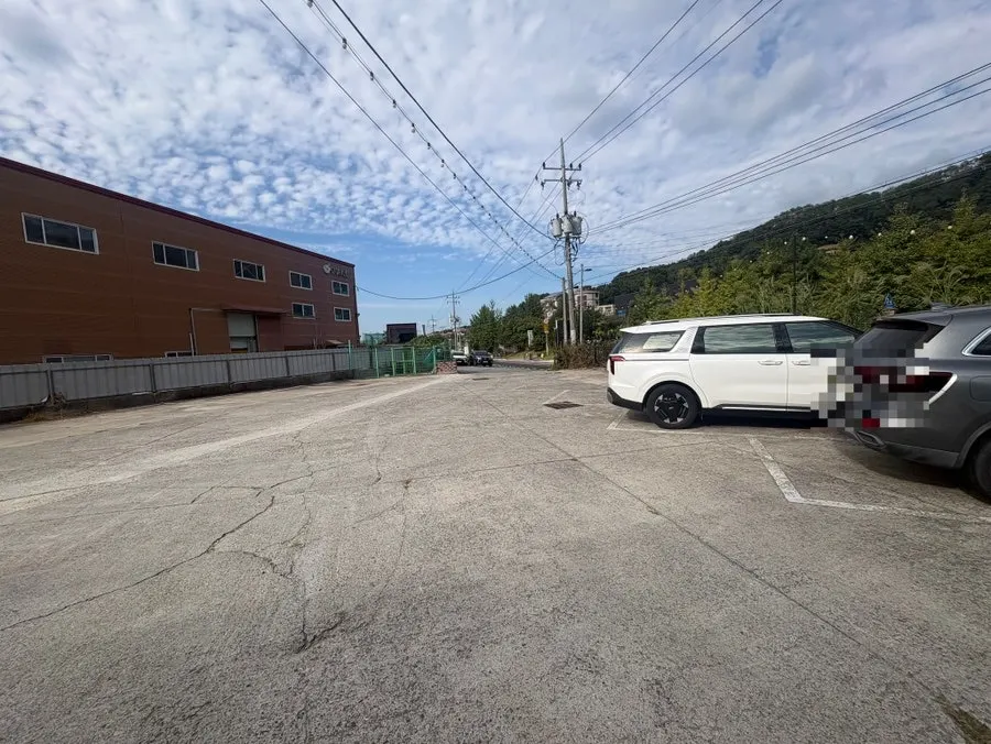 Exterior and parking area of Samhwa Susan in Nami-myeon, Cheongju